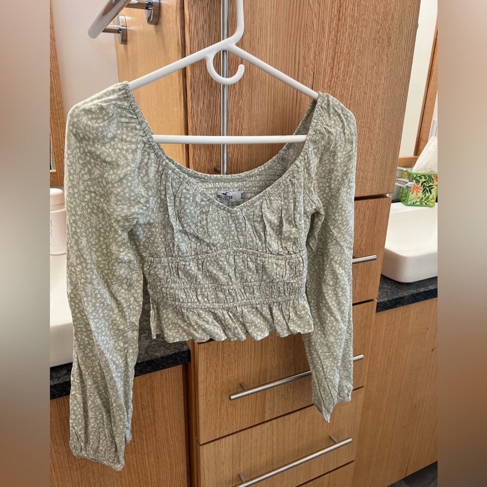 Hollister Green floral, long sleeve scrunched.